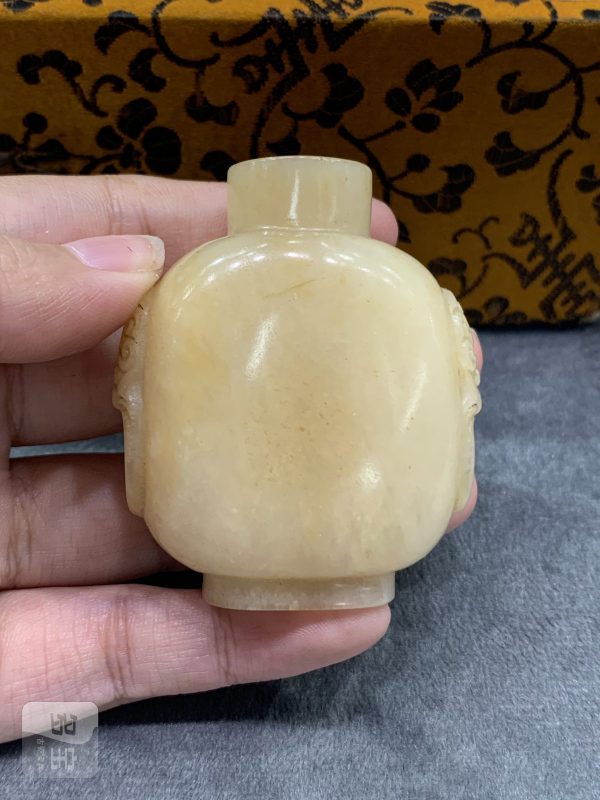清黄玉浮雕兽耳衔环鼻烟壶 - 图4